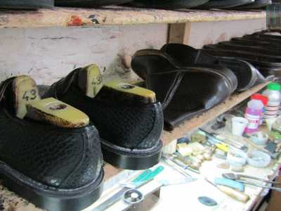 Attorno a noi notiamo schiere di scarpe da ultimare
